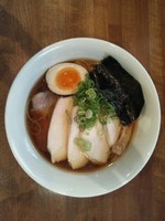 「醤油らぁ麺＋鶏チャーシュー」@麺や維新の写真