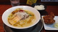「Ａ定食(濃厚鶏ソバ(黄)＋から揚げ＋小ごはん)880円」@濃厚鶏ソバ 怪人二十面相の写真