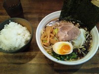 「家系ブラック＋ライス」@超進家系ラーメン 弘家の写真
