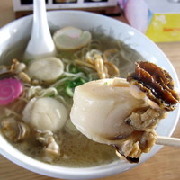 「日本最北端ラーメン 塩帆立ラーメン 700円 + ホタテマシ」@間宮堂の写真