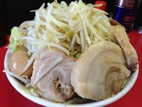 「【一周年記念祭】ラーメン（中）半額＋小豚＋無料トッピング増量」@びんびん豚の写真
