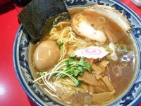 「煮干醤油らーめん＋味玉」@らーめん・つけめん こてんぱんの写真