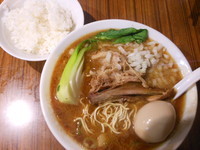 「マー油ブラック（並盛）＋煮玉子＋半ライス」@中華そば 伝堂の写真