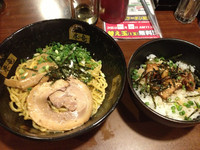 「豚骨油そば+角煮丼」@康竜 新宿東口店の写真