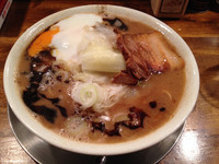 「とんこつらー麺➕半熟玉子」@らー麺屋台 骨のzuiの写真