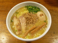 「白鶏らーめん（ランチ味玉＋Ｍｙ箸サービス大盛）　７００円」@鶏の穴の写真