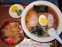 「白河手打ちラーメンとミニしょうが焼き丼のセット　850円」@赤門 新館の写真