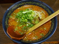 「赤味ラーメン（半熟味玉付）」@よってこや 城北工大前店の写真