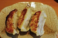 「焼き餃子　3個」@越後秘蔵麺 無尽蔵 ふじみ野家の写真