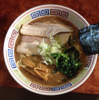 「豚骨醤油ラーメン／濃厚＋中盛（650円＋50円）」@つけ麺 目黒屋の写真