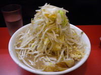 「ラーメン680円（麺少な目、ニンニク半分・野菜・辛め）」@用心棒 本号の写真