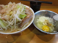 「小ブタ+（キザミタマネギ+たまご）（ニンニクアブラ）」@ラーメン二郎 八王子野猿街道店2の写真