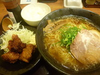 「醤油らーめん（600円）+唐揚げセット（250円）」@北海道らぁめん 伝丸 ひたちなか店の写真