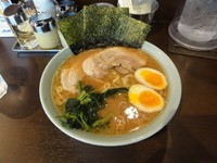 「中盛チャーシュー麵950円麵硬め　クーポン煮卵」@横浜家系らーめん いずみ家の写真