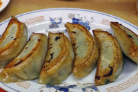 「餃子6個300円」@三楽の写真