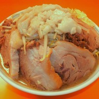 「ブタラーメン（800円）＋ニンニク多め・ヤサイ・アブラ」@ラーメンエース 八王子店の写真