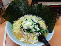 「中ラーメン 海苔増し薬味増し固め750円」@千家 本店の写真