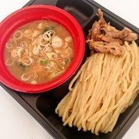 「而今　濃厚魚介三獣士つけ麺+赤鶏のせせり肉」@大つけ麺博 日本一決定戦2の写真