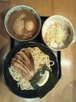 「３年２組(並)(あつもり)＋煮玉子(クーポン)＋らー茶」@らぅ麺 ガラ喰楽学校 大宮店の写真