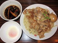「肉盛りつけ麺並780円＋無料の肉増し・味玉・温玉」@魁 肉盛りつけ麺 六代目けいすけの写真
