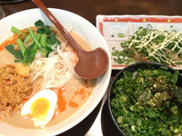 「月見坦々麺+ねぎマヨ焼餃子+ねぎめし」@よってこや 新宿南口店の写真