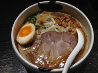 「黒大豆味噌らーめん+肉玉」@あら焚き豚骨 あらとん 新宿御苑店の写真