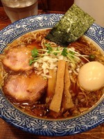 「醤油ラーメン730円 + 味付玉子100円」@旅人の木の写真