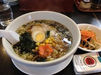 「らーめん + サラダ」@麺’s 共和国の写真