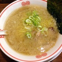 「こってり正油ラーメン（背脂多め）600円」@東京とんこつ とんとら 太田店の写真