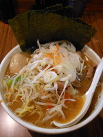 「モツらーめん（並盛）＋味付玉子＋のり」@中華そば 伝堂の写真