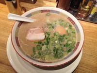 「シロマルベース＋半熟煮玉子＋ネギ増し（￥700＋￥100）」@一風堂 大森店の写真