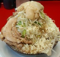 「麺半分(150g)全マシ・サービス豚」@豚男 -BUTAMEN-の写真