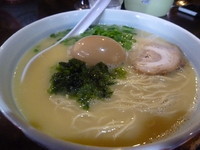 「らーめん　味玉子入り」@らーめん まる玉 両国店の写真