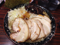 「背脂煮干ラーメン中盛+チャーシュー+タマネギ」@煮干 丸めの写真