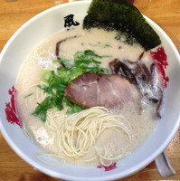 「ラーメン（バリカタ）　￥５００（替玉無料）」@とんこつラーメン 博多風龍 新橋店の写真
