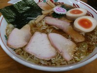 「焼豚ワンタン麺味玉入り」@とら食堂 松戸分店の写真