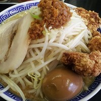 「ラーメン（味付玉子＋から揚げトッピング）」@東葛MARUKAKU 南柏店の写真