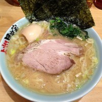 「らーめん　650円（薄め　多め　柔め）　わけあり味玉　30円」@らーめん 田中家の写真