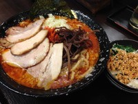 「海老辛醤ラーメン(大)780円+鶏ひき肉のビビンバ丼100円」@煮干 丸めの写真