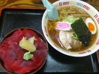 「ラーメン￥530＋ミニまぐろ丼￥350＝￥880」@かもだの写真