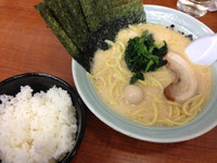「醤油ラーメン＋ライスバー（無料食べ放題）」@横浜家系ラーメン お茶の水 魂心家の写真
