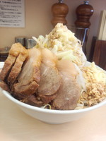 「油そば＋豚＋チーズ　ﾆﾝﾆｸｶﾗﾒ」@自家製ラーメン 大者の写真