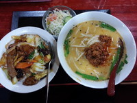 「坦々麺+牛肉丼のセット980円」@中国本場的料理 華龍飯店 高崎モントレー店の写真