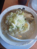「塩ラーメン￥７００＋ネギ（１４日サービス）＋半ライス（サー）」@韃靼ラーメン 一志 ISSI 堀切本店の写真