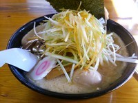 「豚骨醤油ねぎ(太麺、普通、普通)」@らーめん ちゃあみい 天童店の写真