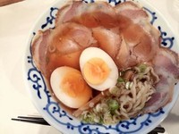 「チャーシューそば＋味玉」@支那そばや 月やの写真
