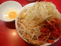 「豚ラーメン（ヤサイ・ニンニク・辛揚げ）＋生たまご」@千里眼の写真