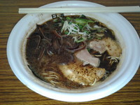 「中華蕎麦とみ田×博多だるま「呼び戻しブラック」」@東京ラーメンショー 2013の写真