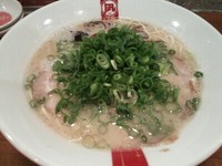 「豚王（脂少なめ、味薄め）＋替え玉３杯（すべて麺カタ）」@ラーメン凪 豚王 大宮店の写真