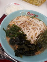 「三陸わかめラーメン750円＋サービスライス」@くるまやラーメン 足立保木間店の写真